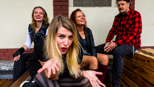 TOP 8 videoklipů týdne: Trautenberk si vzali na paškál mažoretky, Sebastian uzavírá jednu životní kapitolu a Anna K. nechává nahlédnout do svého vztahu