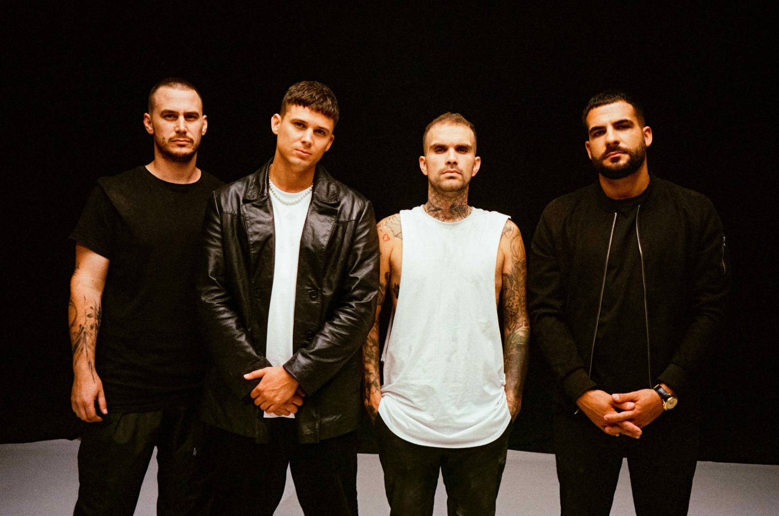 TOP 8 videoklipů týdne: Trautenberk si vzali na paškál mažoretky, Sebastian uzavírá jednu životní kapitolu a Anna K. nechává nahlédnout do svého vztahu