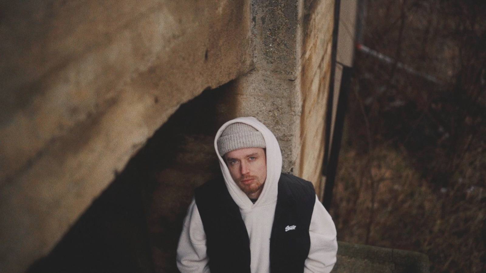 TOP 8 videoklipů týdne: Nickelback se vrací do svého mládí, Kryštof vzpomíná na O2 arenu a Mirai si do klipu pozvali Nikol Leitgeb