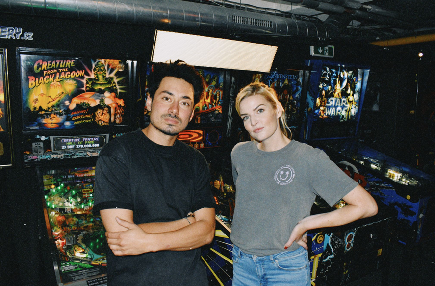 TOP 8 videoklipů týdne: Nickelback se vrací do svého mládí, Kryštof vzpomíná na O2 arenu a Mirai si do klipu pozvali Nikol Leitgeb