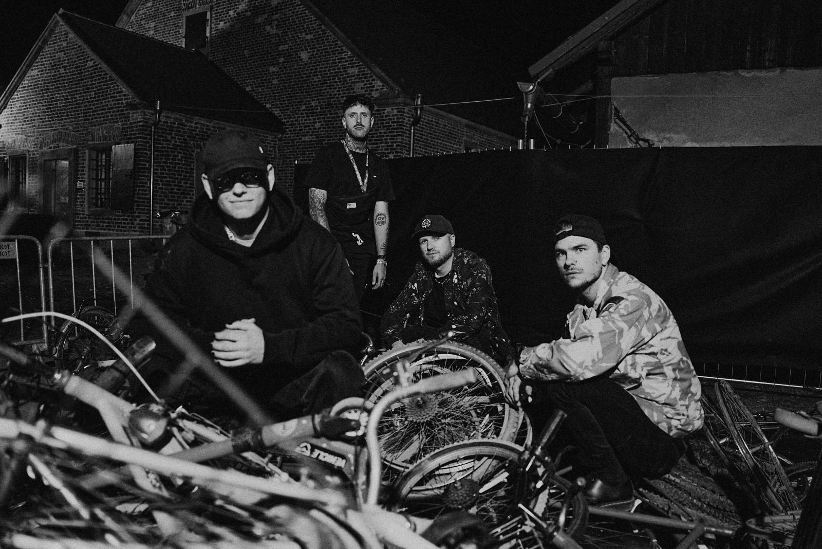 TOP 8 videoklipů týdne: Nickelback se vrací do svého mládí, Kryštof vzpomíná na O2 arenu a Mirai si do klipu pozvali Nikol Leitgeb