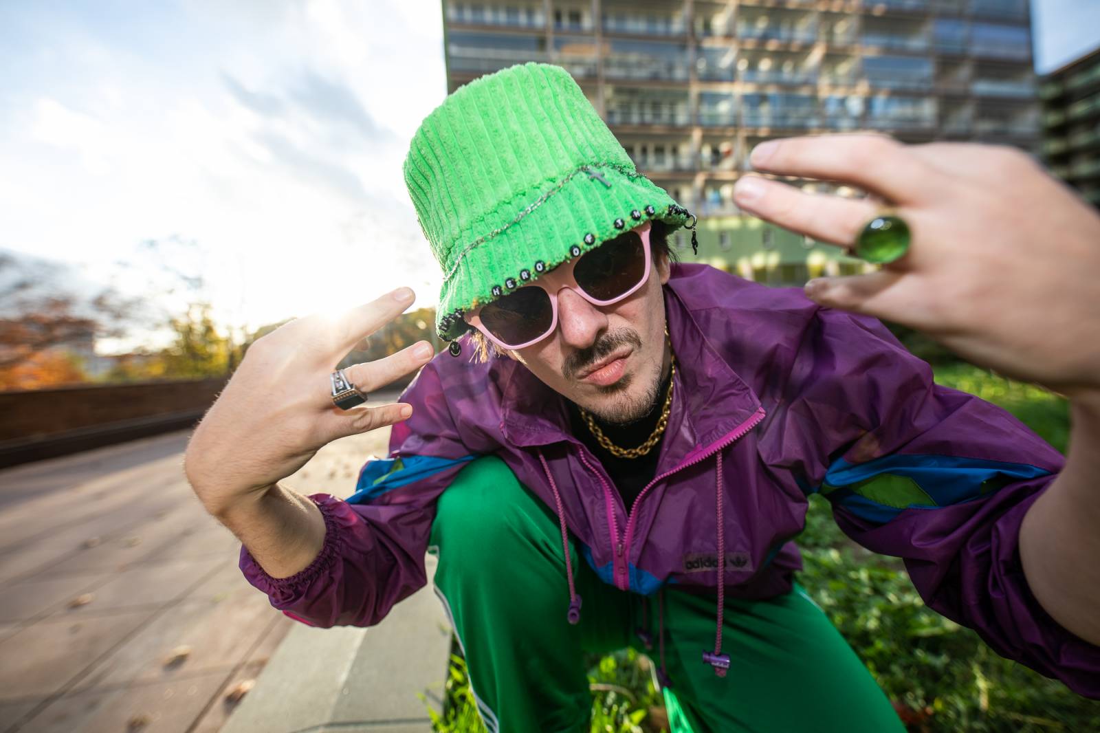 TOP 8 videoklipů týdne: Nickelback se vrací do svého mládí, Kryštof vzpomíná na O2 arenu a Mirai si do klipu pozvali Nikol Leitgeb