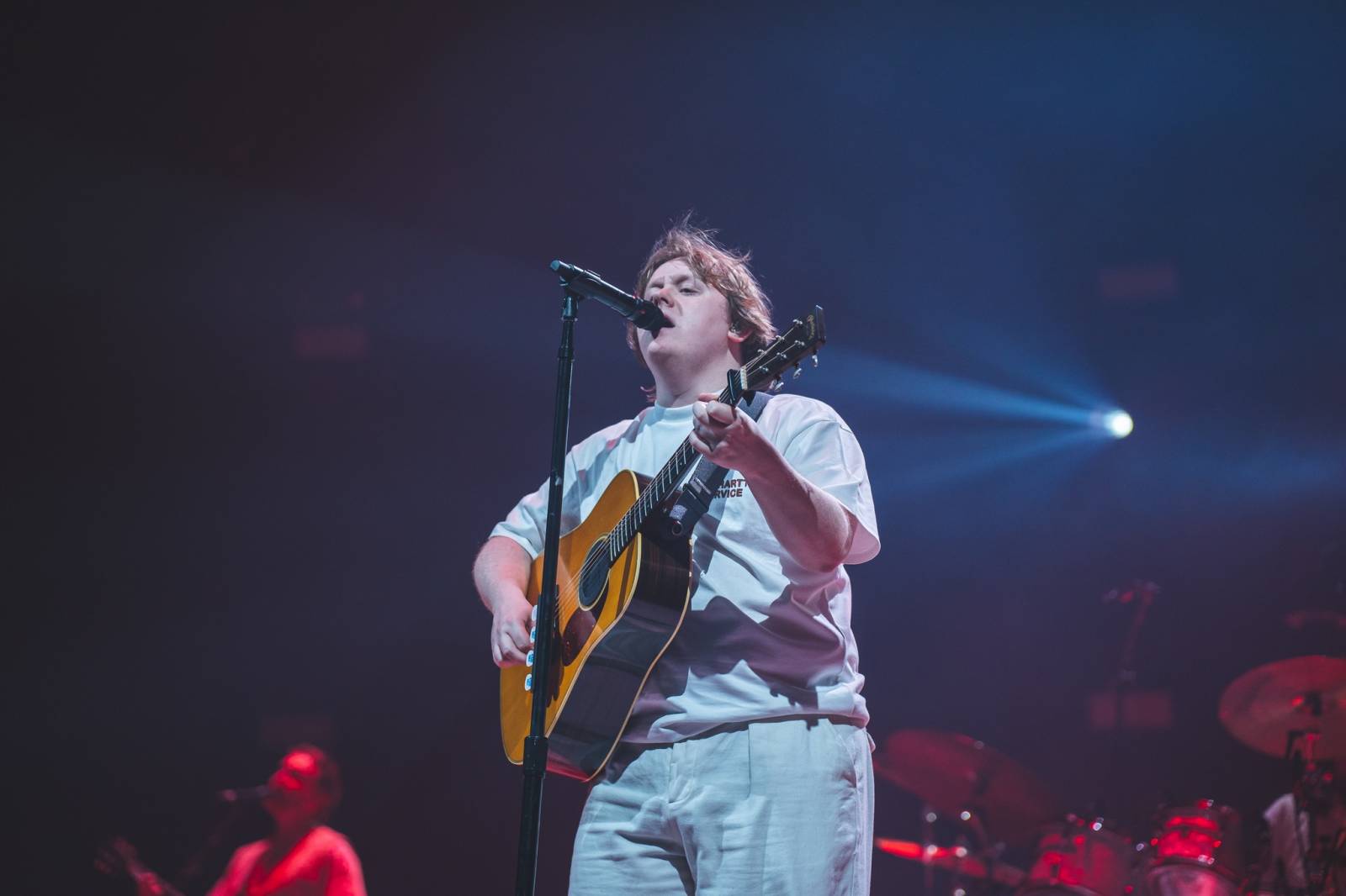 LIVE: Lewis Capaldi balancoval v O2 areně na hraně stand-up show, jeho songy nad ním nakonec naštěstí vyhrály
