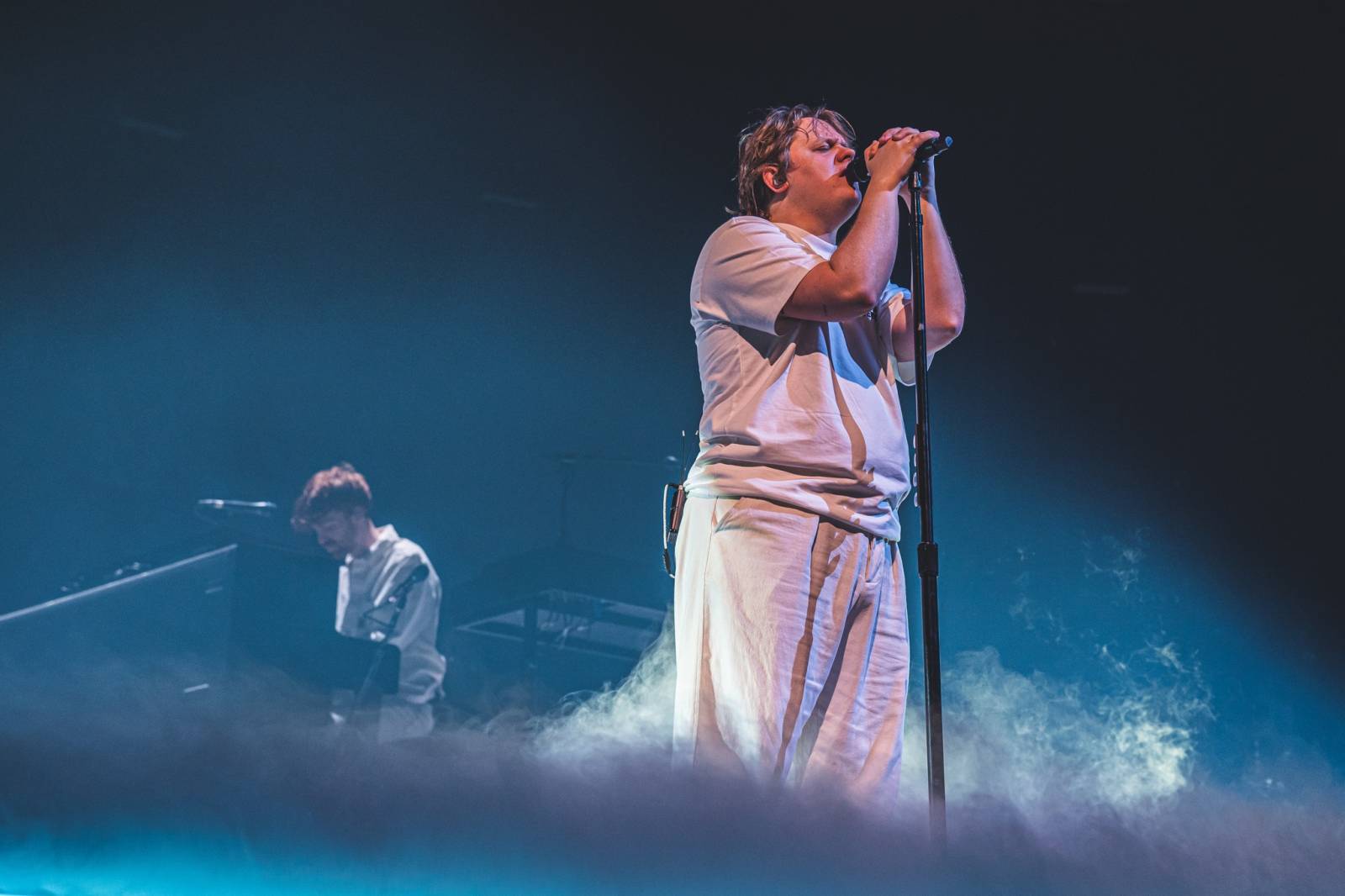 LIVE: Lewis Capaldi balancoval v O2 areně na hraně stand-up show, jeho songy nad ním nakonec naštěstí vyhrály