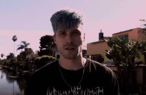 VIDEOPREMIÉRA: John Wolfhooker přináší na kalifornských vlnách singl Falling Down