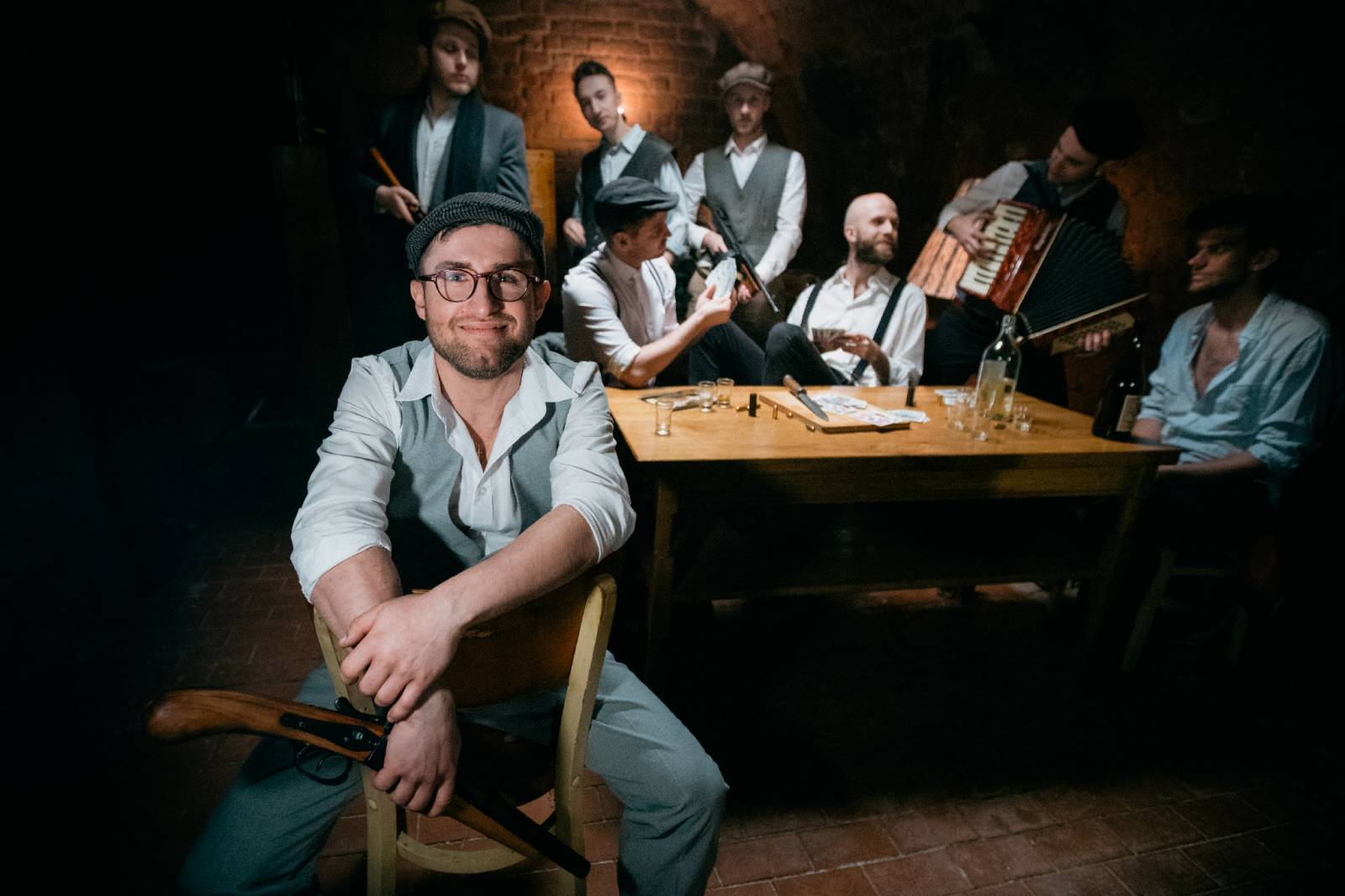 TOP 7 videoklipů týdne: Přátelé dokončili píseň Davida Stypky, Mirai se vrací ke svým kořenům a Michal Horák jako mafiánský kápo