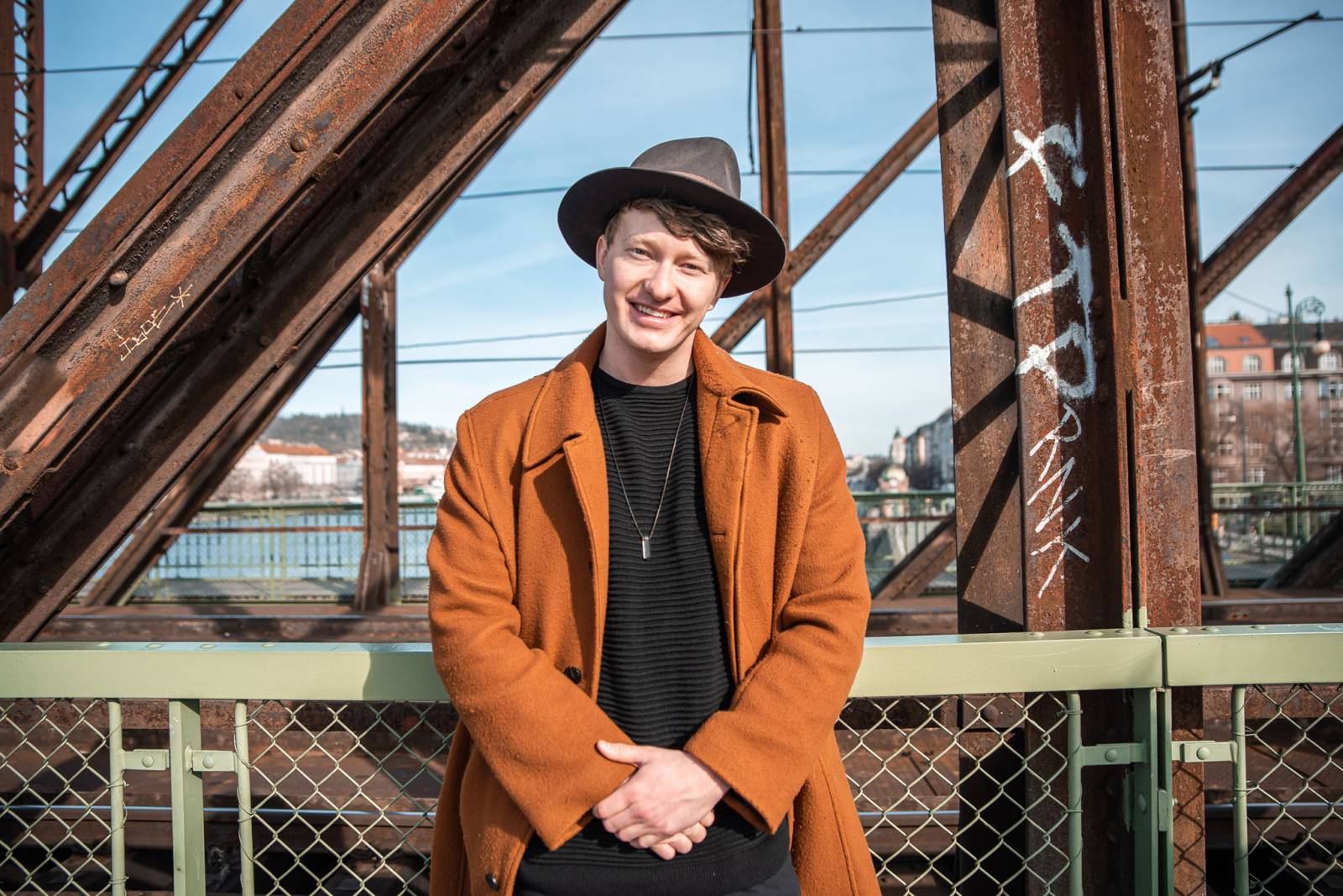 TOP 7 videoklipů týdne: Miro Žbirka zpívá Ako Boh, Lewis Capaldi ždíme emoce a Jakub Ondra se vrací domů