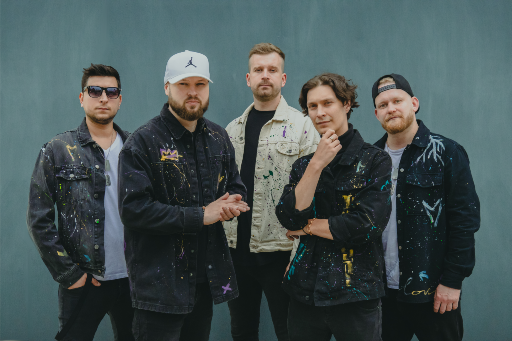 TOP 7 videoklipů týdne: Xindl X zpívá o penězích, Highland o partnerském dilematu a Billy Barman lákají na připravovanou desku