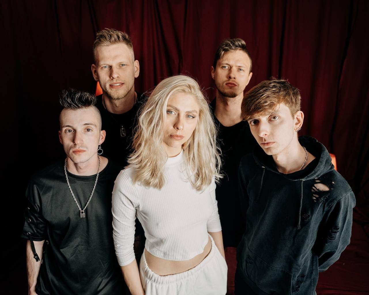 TOP 7 videoklipů týdne: Naty Hrychová není na hraní, Jamaron se vymezují proti šikaně a INEKAFE milují stará auta