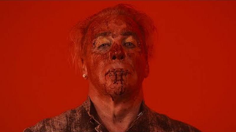 VIDEO: Till Lindemann láká na nové album. V klipu pojídá syrové maso a nechává si sešít rty