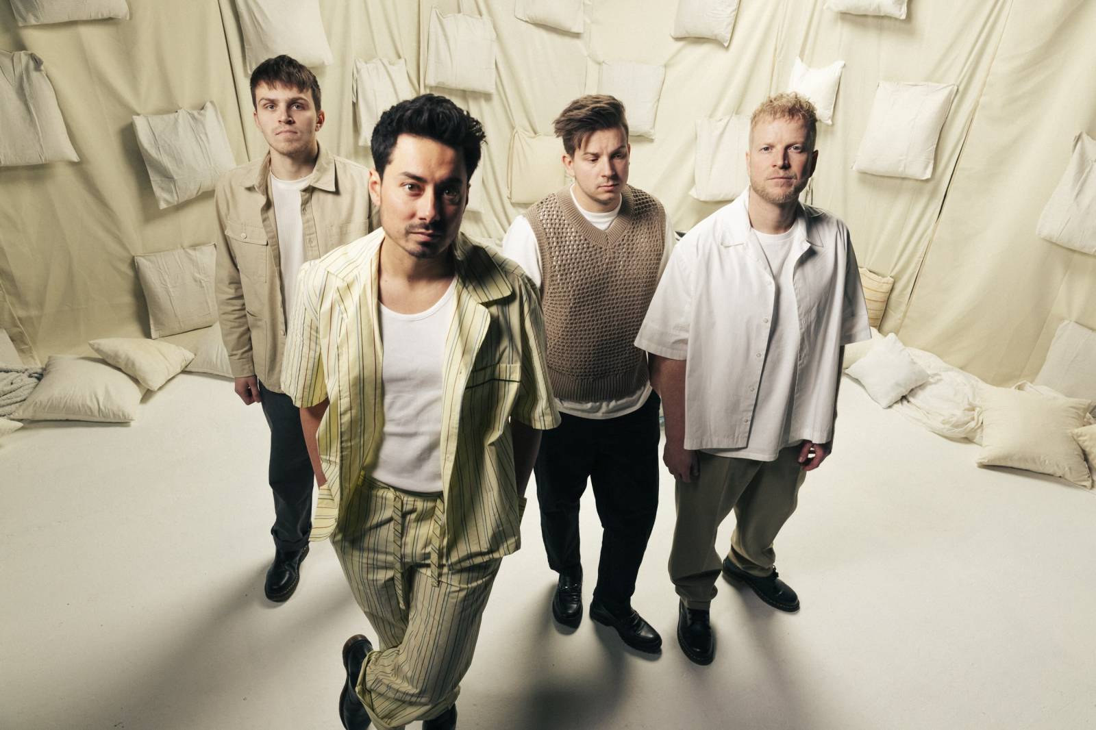 TOP 8 videoklipů týdne: Michal Hrůza natáčel v depu parních lokomotiv a Mirai lákají na připravované album