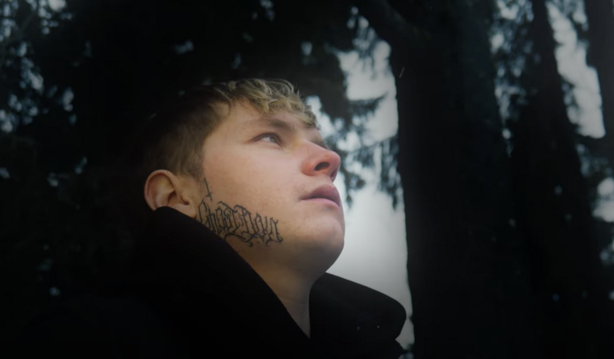 TOP 7 videoklipů týdne: Janek Ledecký se klaní andělům, Trocha klidu se inspirovala zlomeným srdcem a Machine Gun Kelly rapuje o potratu přítelkyně