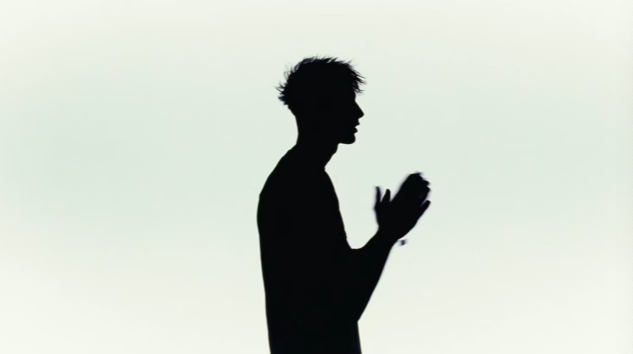 TOP 7 videoklipů týdne: Janek Ledecký se klaní andělům, Trocha klidu se inspirovala zlomeným srdcem a Machine Gun Kelly rapuje o potratu přítelkyně