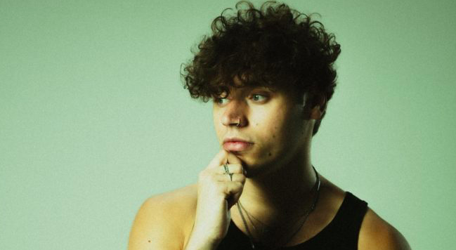 TOP 7 videoklipů týdne: Sunnbrella se zaobírá dichotomií života a Poletíme? tuší, že Hvězdy to těžký maj