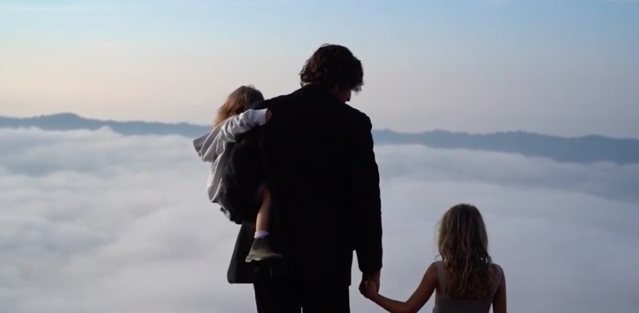 TOP 7 videoklipů týdne: Billie Eilish avizuje desku, Lewis Capaldi podpořil dobrou věc a Vypsaná fiXa slaví třicetiny