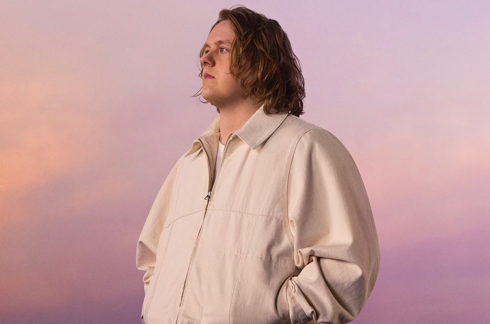 TOP 7 videoklipů týdne: Billie Eilish avizuje desku, Lewis Capaldi podpořil dobrou věc a Vypsaná fiXa slaví třicetiny