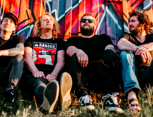 TOP 7 videoklipů týdne: Billie Eilish avizuje desku, Lewis Capaldi podpořil dobrou věc a Vypsaná fiXa slaví třicetiny