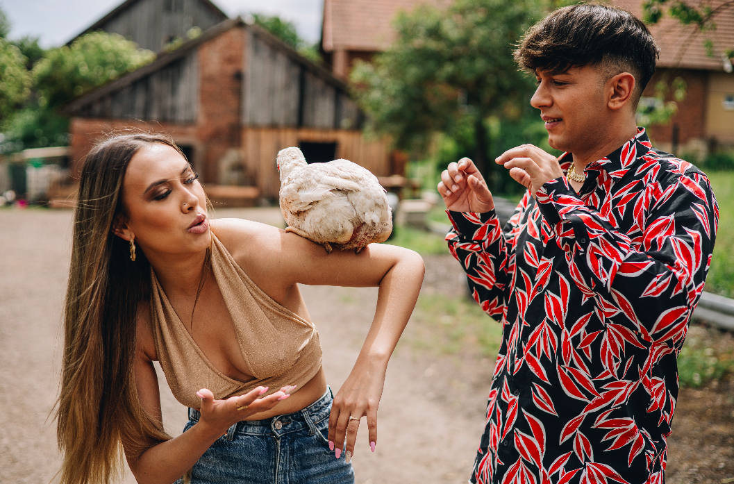 TOP 8 videoklipů týdne: Monkey Business mají první píseň v češtině, v klipu excelují herci Dejvického divadla