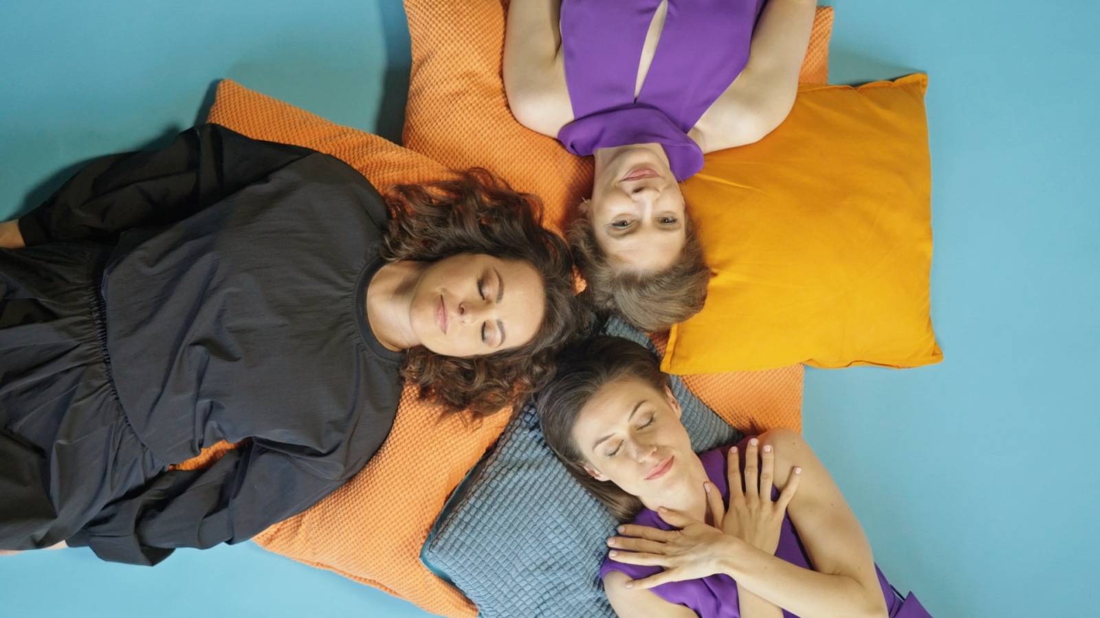 TOP 8 videoklipů týdne: Monkey Business mají první píseň v češtině, v klipu excelují herci Dejvického divadla