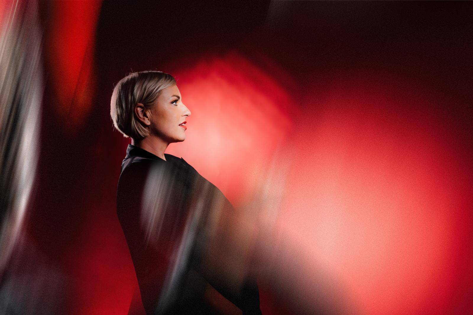 TOP 8 videoklipů týdne: Monkey Business mají první píseň v češtině, v klipu excelují herci Dejvického divadla