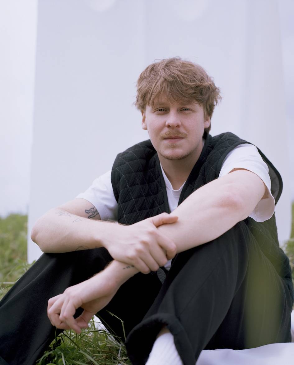 TOP 7 videoklipů týdne: David Gilmour láká na nové album, Ewa Farna na film Jiřího Mádla a David Koller, Ben Cristovao a Mirai spojili síly