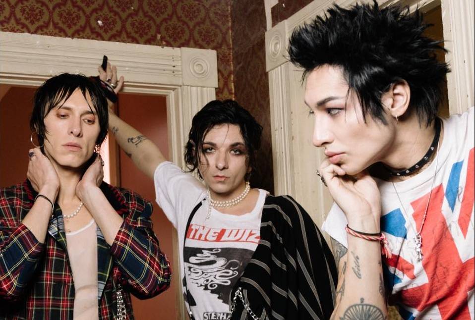 TOP 7 videoklipů týdne: Sebastian míří do Fora Karlín, Yungblud zpívá o depresích a Palaye Royale o odvrácené straně šoubyznysu