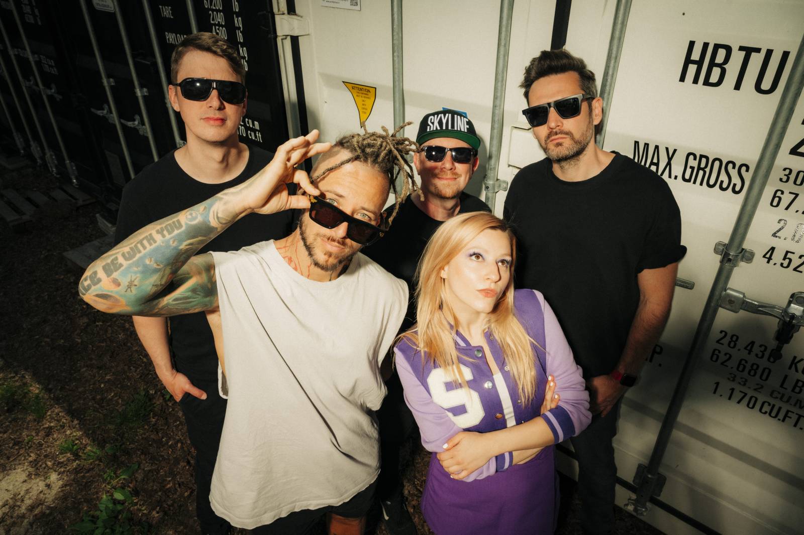 TOP 7 videoklipů týdne: Rybičky 48 si vysnily duet s Holkami, Shawn Mendes hlásí návrat na scénu a Skyline vzpomínají na Rock for People