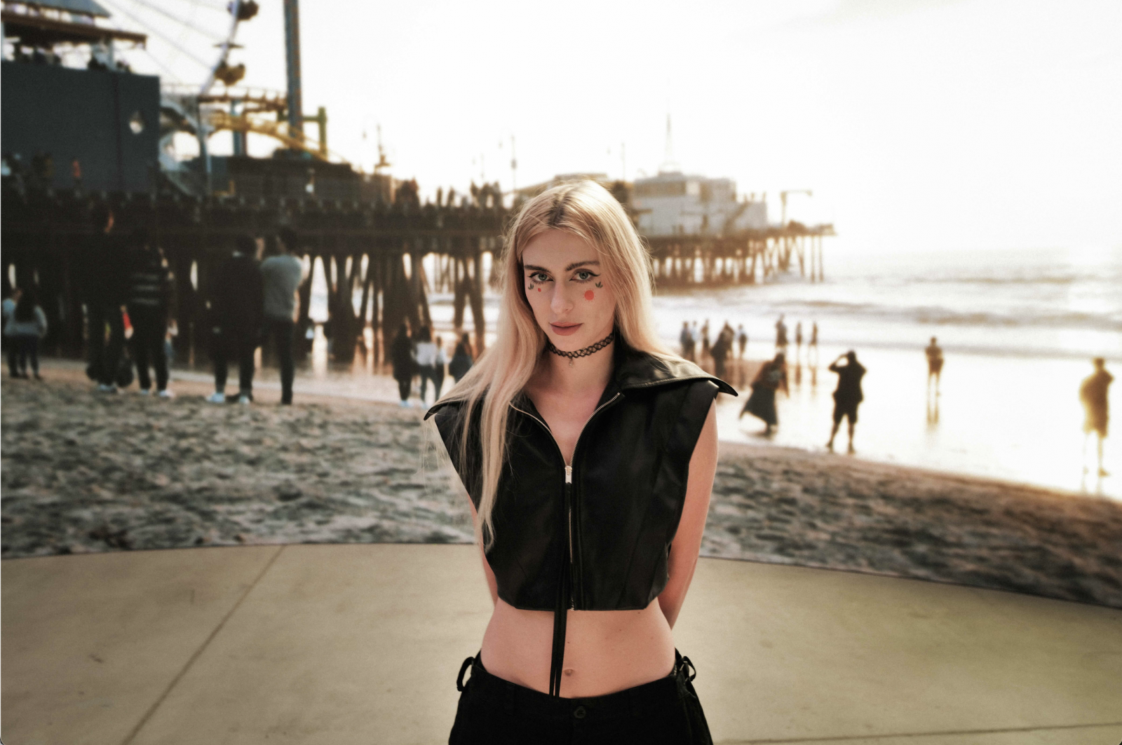 TOP 7 videoklipů týdne: Markéta Irglová se spojila s Marcellem, Brixtn nechtějí být dalším zářezem na pažbě a Annabelle zpívá o Kalifornii