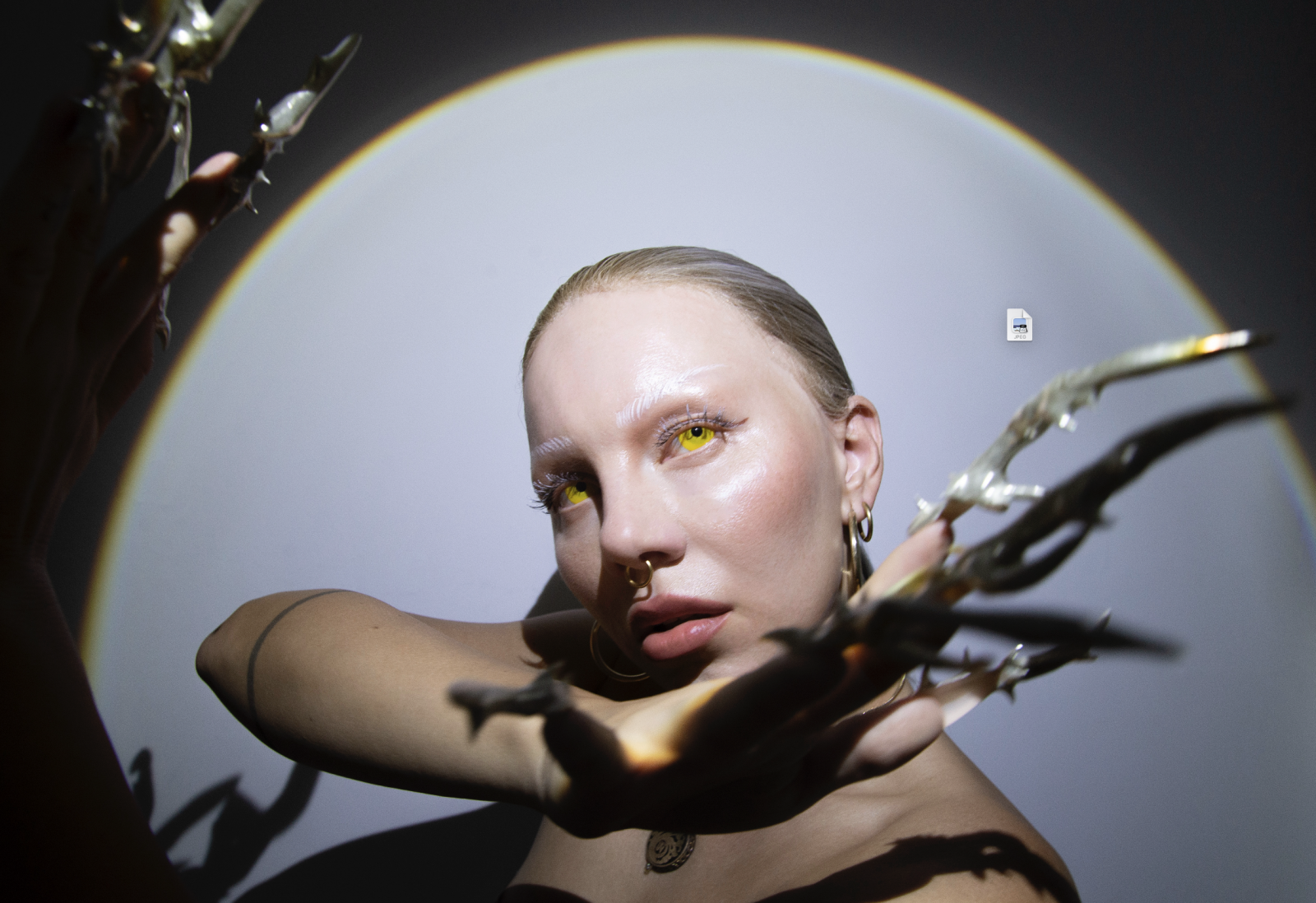 TOP 7 videoklipů týdne: Jelen je všudezdejší, Barbora Poláková se Sašou Rašilovem nahráli titulní singl k Velkému Pánovi a Giudi hlásí návrat na scénu