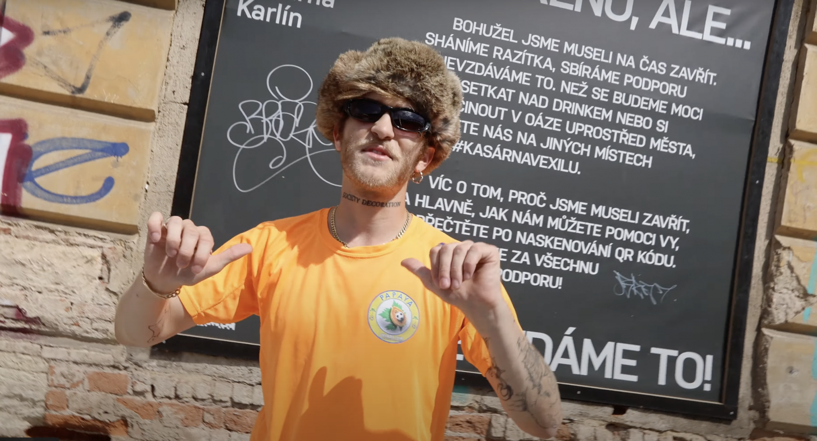 TOP 7 videoklipů týdne: Jelen je všudezdejší, Barbora Poláková se Sašou Rašilovem nahráli titulní singl k Velkému Pánovi a Giudi hlásí návrat na scénu