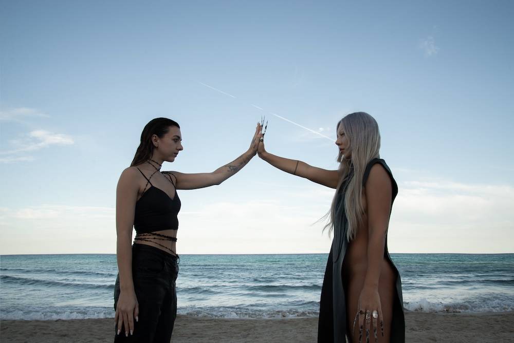 TOP 7 videoklipů týdne: Vladimír Mišík láká na nové album, Cocotte Minute v zajetí květin a mat213 s Annabelle jako Romeo a Julie