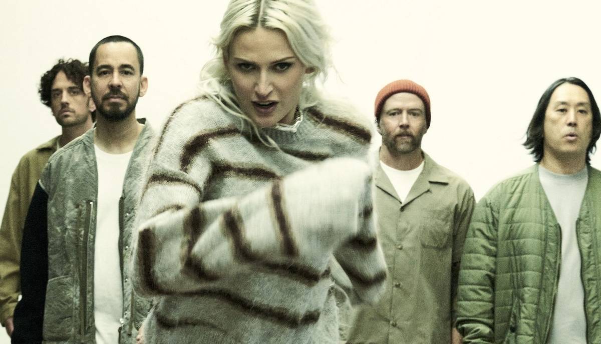 TOP 7 videoklipů týdne: Chinaski se teleportovali do pravěku, Monkey Business zažívají príma rozvod a Linkin Park vydali první album bez Chestera Benningtona