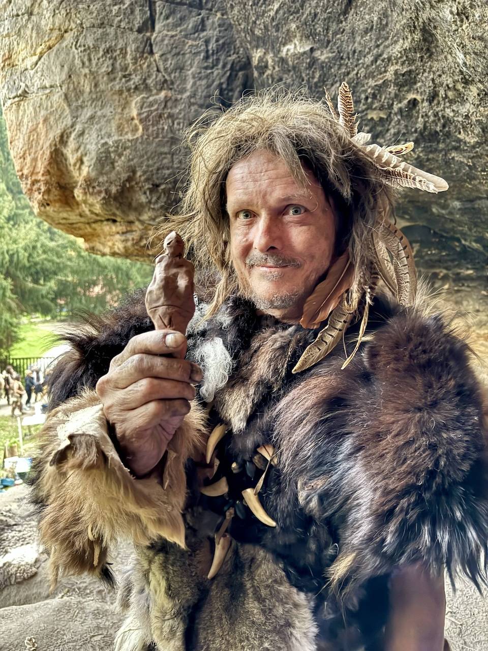 TOP 7 videoklipů týdne: Chinaski se teleportovali do pravěku, Monkey Business zažívají príma rozvod a Linkin Park vydali první album bez Chestera Benningtona