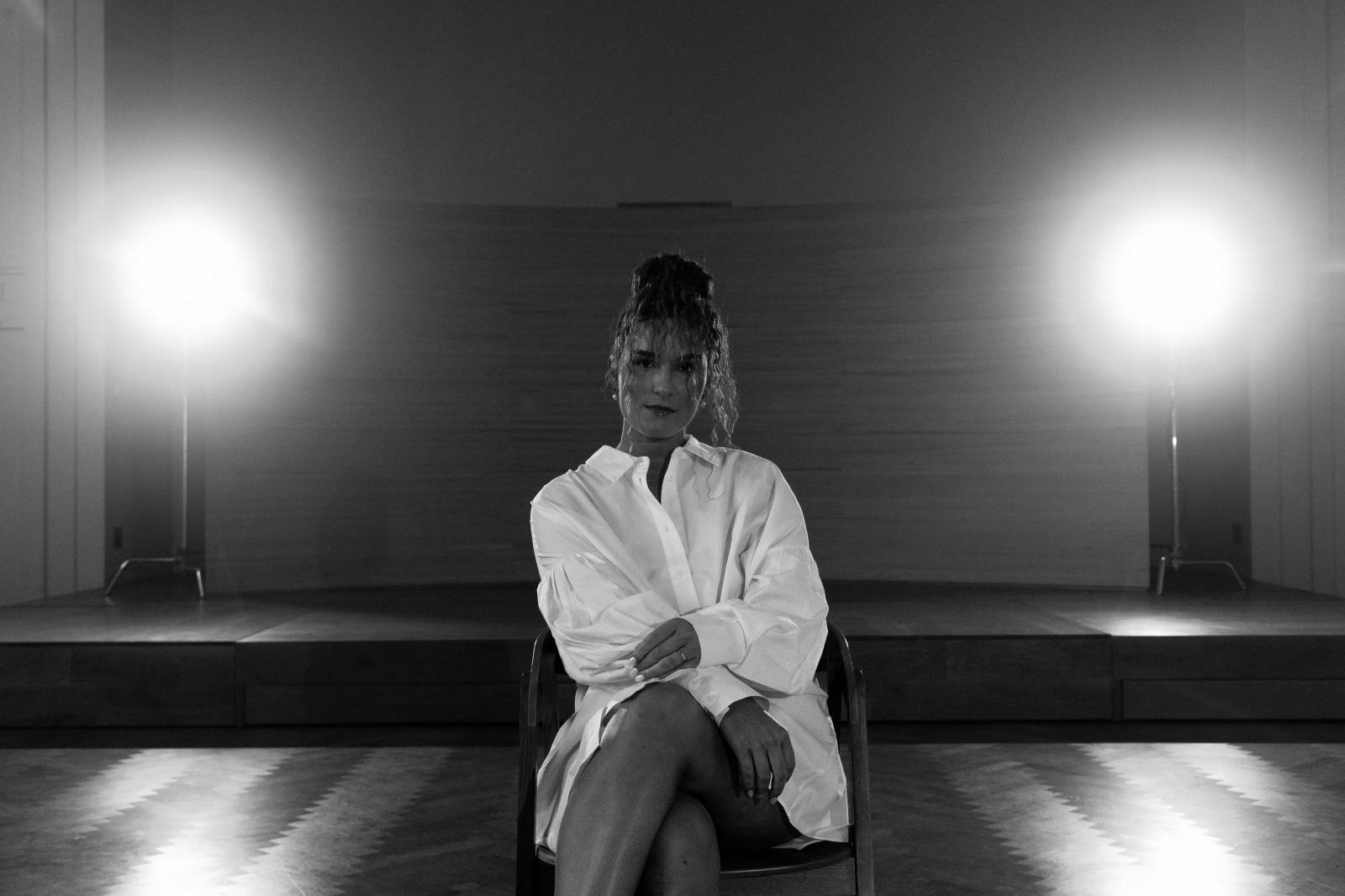 TOP 7 videoklipů týdne: Chinaski se teleportovali do pravěku, Monkey Business zažívají príma rozvod a Linkin Park vydali první album bez Chestera Benningtona