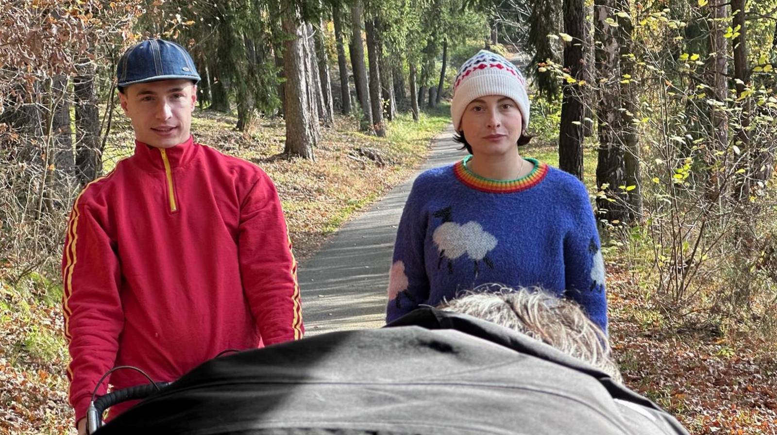 TOP 7 videoklipů týdne: Chinaski se teleportovali do pravěku, Monkey Business zažívají príma rozvod a Linkin Park vydali první album bez Chestera Benningtona