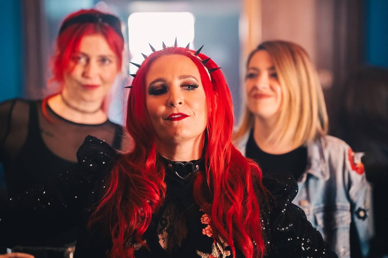 TOP 7 videoklipů týdne: Coldplay vydali svůj poslední singl, Deaf Heart zpívají o rande s Johnnym Deppem a hlásí se i Jiří Krhut a Štěpán Kozub 