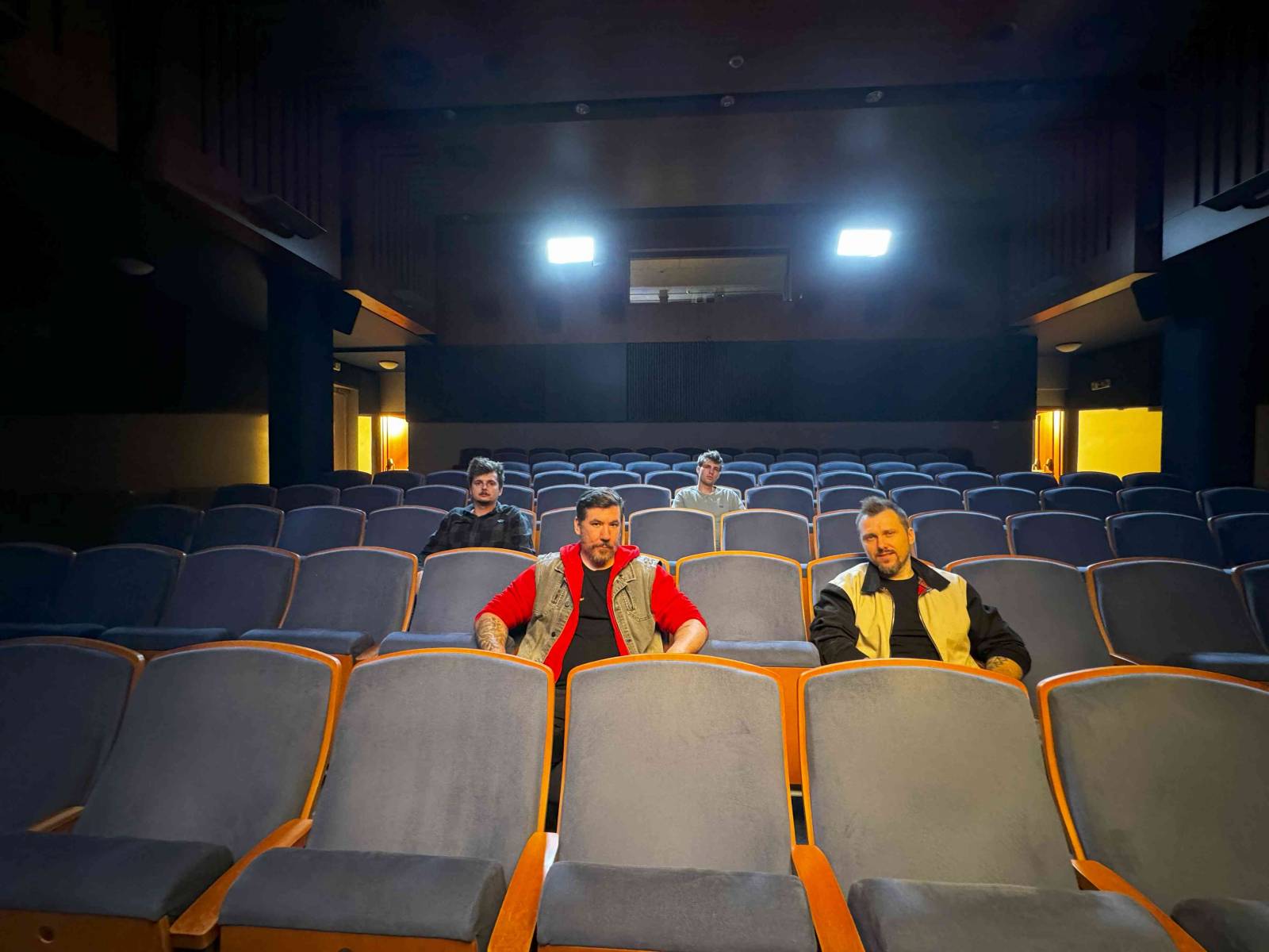 TOP 7 videoklipů týdne: Coldplay vydali svůj poslední singl, Deaf Heart zpívají o rande s Johnnym Deppem a hlásí se i Jiří Krhut a Štěpán Kozub 