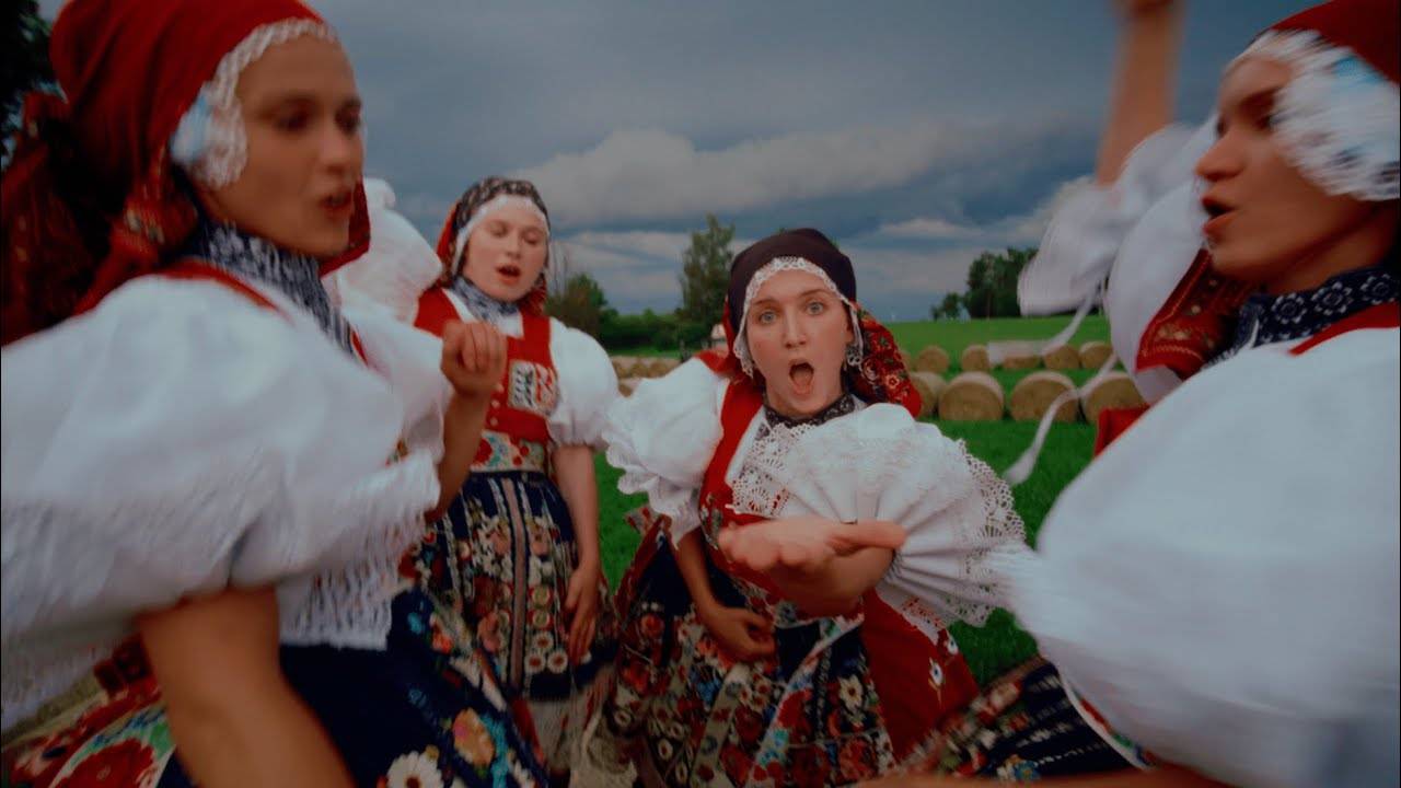 TOP 10 českých videoklipů roku 2024 podle redakce iREPORTu. Natočili je Forrest Jump, Rybičky 48 a Holki, Bert & Friends i Pokáč 