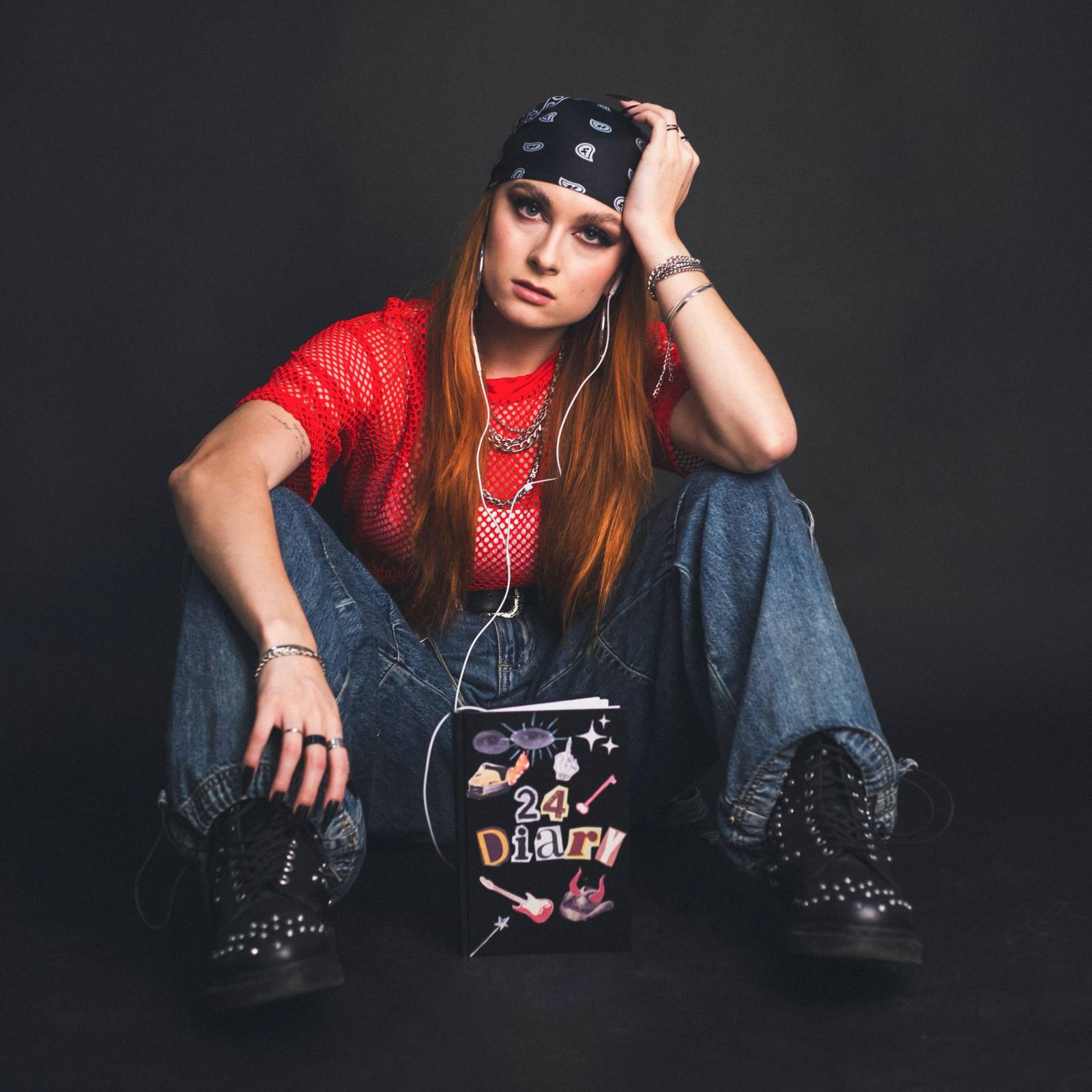 TOP 7 videoklipů týdne: Vzpomínka na Zuzanu Navarovou, Mirai utíkající před uspěchanou dobou i duet Jaryho Taubera s Petrem Jandou