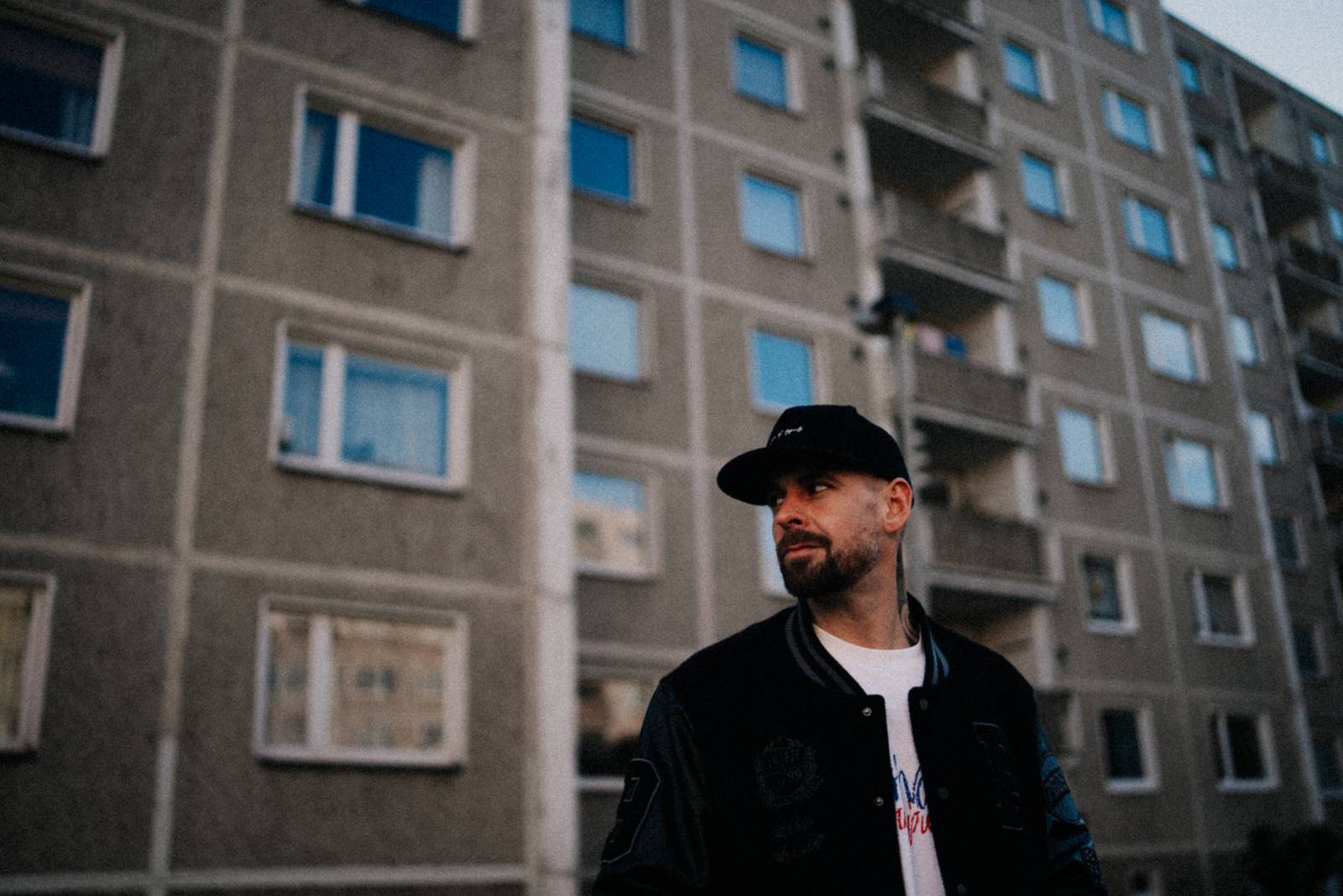 TOP 7 videoklipů týdne: Vzpomínka na Zuzanu Navarovou, Mirai utíkající před uspěchanou dobou i duet Jaryho Taubera s Petrem Jandou