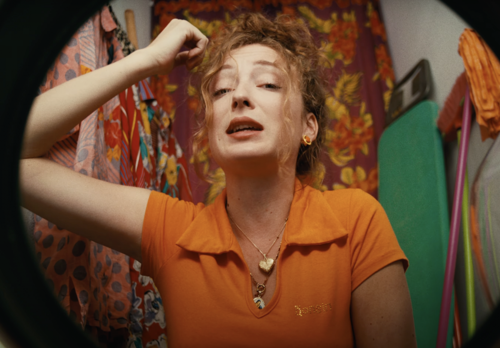 TOP 7 videoklipů týdne: Vzpomínka na Zuzanu Navarovou, Mirai utíkající před uspěchanou dobou i duet Jaryho Taubera s Petrem Jandou