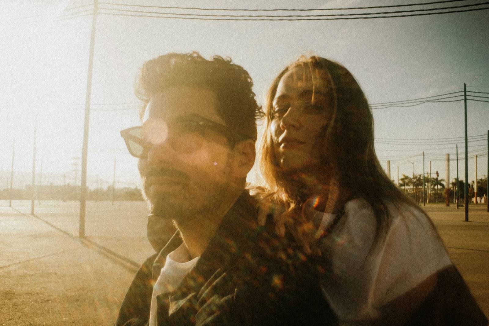 TOP 7 videoklipů týdne: No Name natáčeli v Itálii, Vojta Nedvěd spojil síly s Petrem Hrdličkou a Eva Burešová zve na koncert ve Foru Karlín