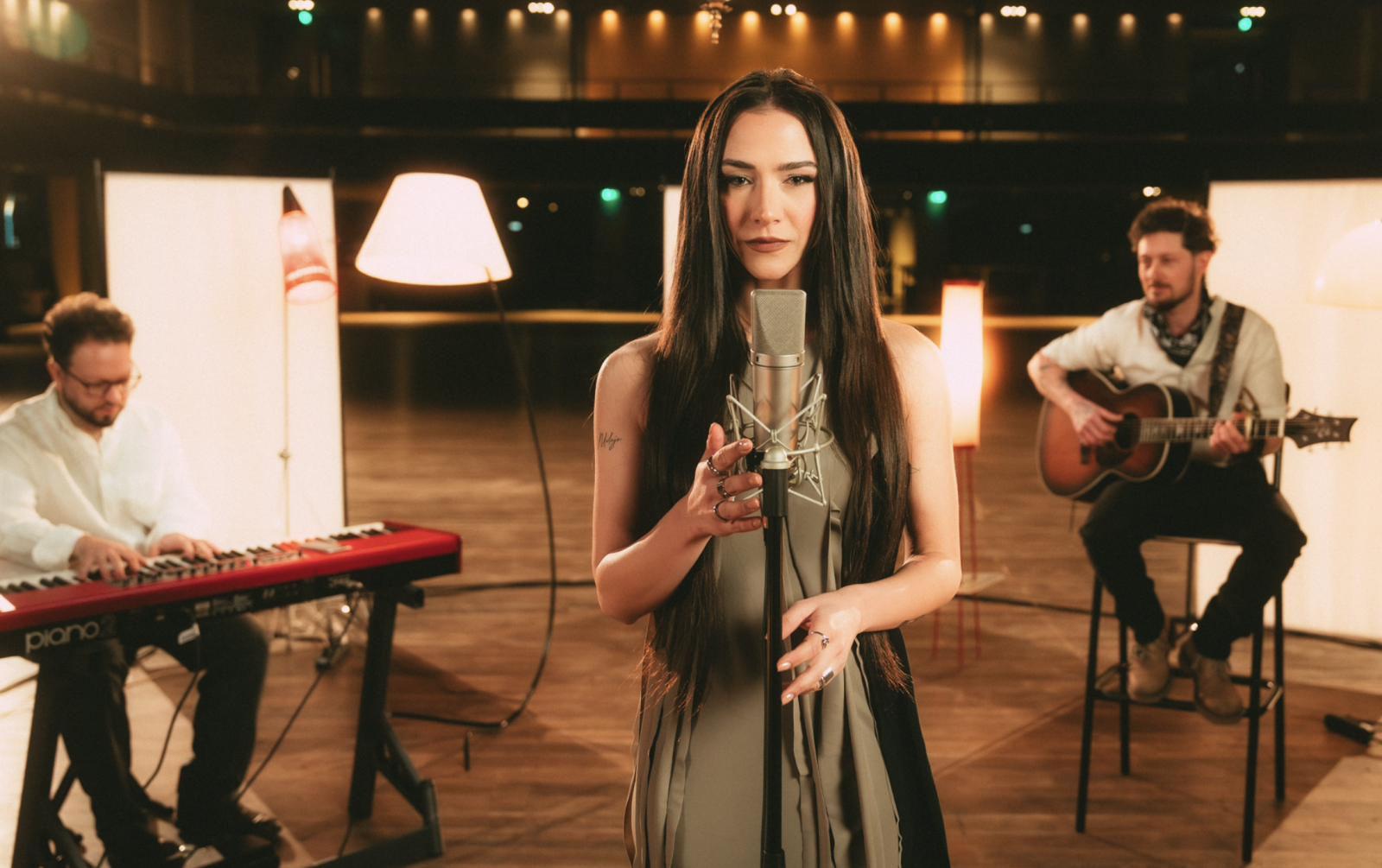 TOP 7 videoklipů týdne: No Name natáčeli v Itálii, Vojta Nedvěd spojil síly s Petrem Hrdličkou a Eva Burešová zve na koncert ve Foru Karlín