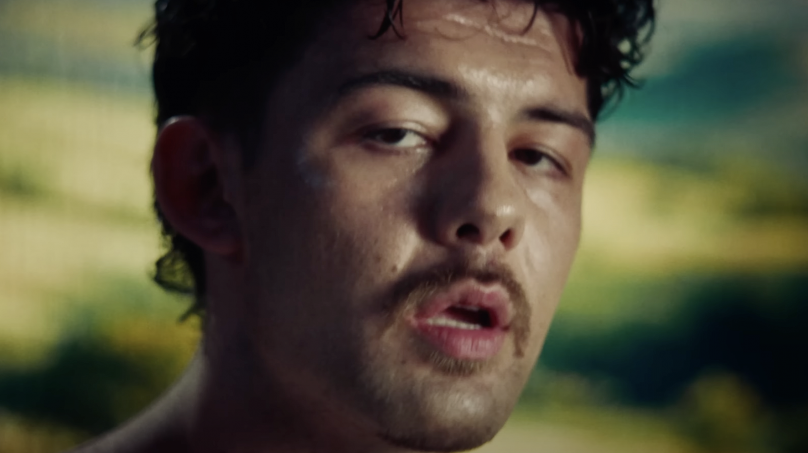 TOP 8 videoklipů týdne: Poetika zve na turné, Ben Cristovao do Edenu a Ventolin hledá radost