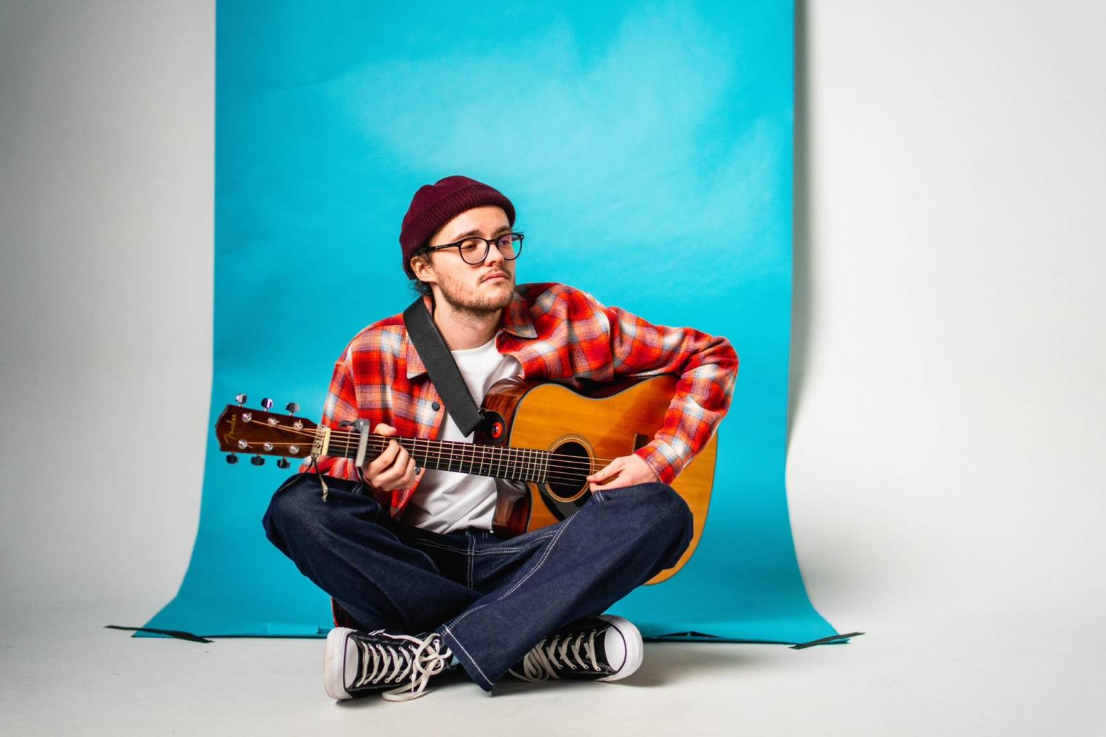 TOP 7 videoklipů týdne: Rodan pálí sny, Kaczi zpívá na opuštěné koleji a Urbantramp volá Morava