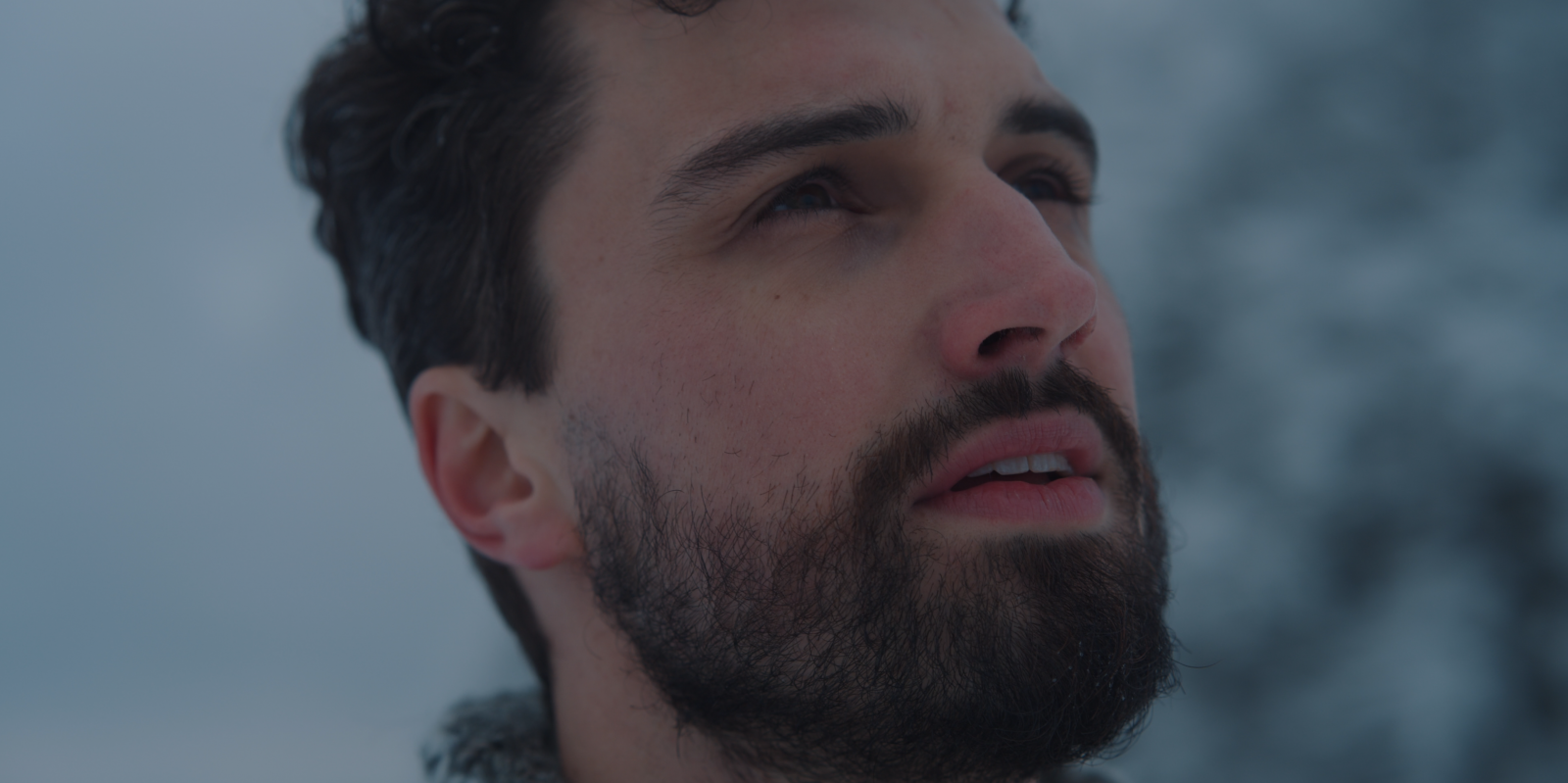 TOP 7 videoklipů týdne: Rodan pálí sny, Kaczi zpívá na opuštěné koleji a Urbantramp volá Morava