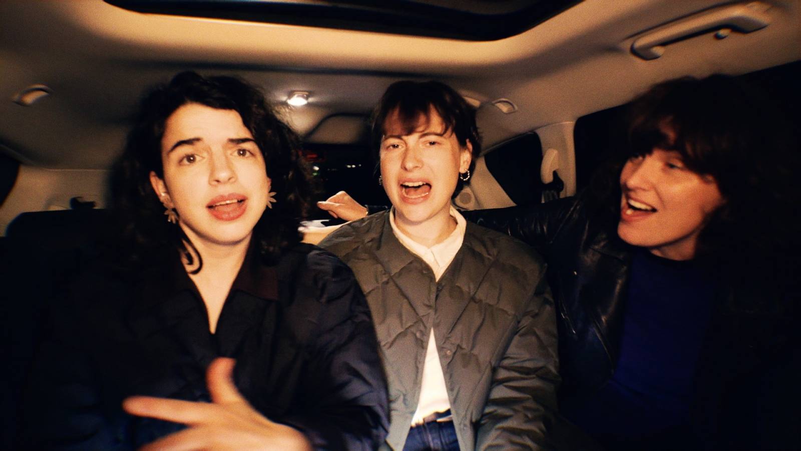 TOP 7 videoklipů týdne: Monkey Business obsadili Lindu Rybovou a Hynka Čermáka, MIKOLAS tančí v rytmu samby a Yungblud si užívá života