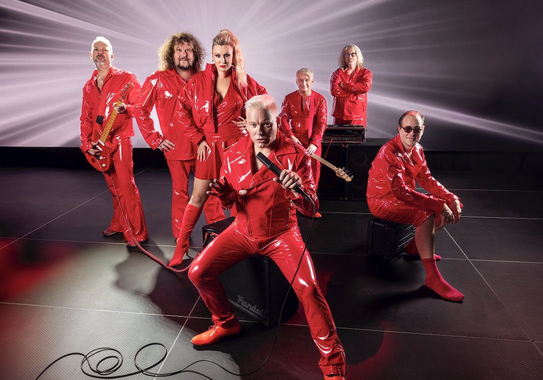 TOP 7 videoklipů týdne: Monkey Business obsadili Lindu Rybovou a Hynka Čermáka, MIKOLAS tančí v rytmu samby a Yungblud si užívá života