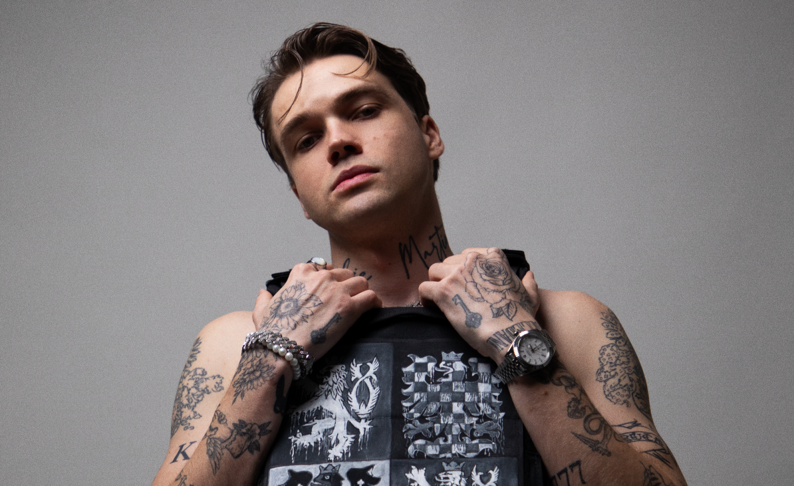 TOP 7 videoklipů týdne: Monkey Business obsadili Lindu Rybovou a Hynka Čermáka, MIKOLAS tančí v rytmu samby a Yungblud si užívá života