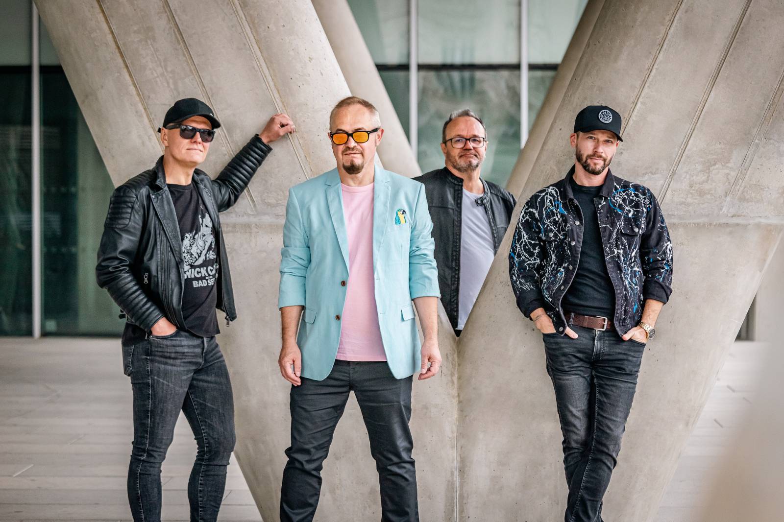 TOP 7 videoklipů týdne: Pokáč zpívá dětem, Petr Kolář vzpomíná na Petra Muka a Wolf Alice míří do Prahy